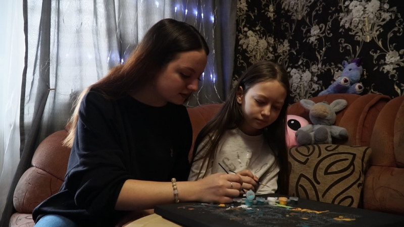 "Не віддам нікому": 20-річний чернігівець повернув сестер з-за кордону, де вони залишились самі після смерті матері