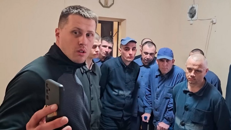 "Всі зуби на місці? А нігті можете показати?": Олексій Ануля з Чернігова поспілкувався з військовополоненими росіянами