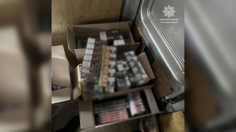 У Чернігові зупинили водія, який перевозив у мікроавтобусі близько 6 тисяч пачок цигарок за підробленими документами