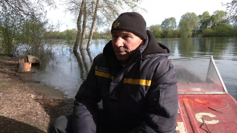 Возять моторним човном на інший берег: як жителі Чернігівщини добираються між підтопленими селами