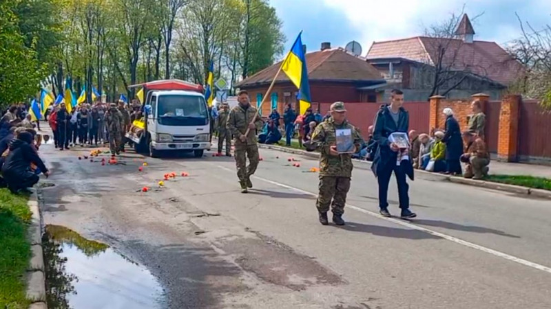 На Чернігівщині поховали двох захисників, які загинули в боях на Донеччині та Луганщині
