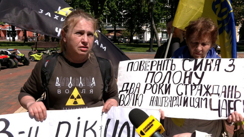 “Наше життя теж в полоні”: у Чернігові провели акцію на підтримку полонених нацгвардійців та бійців з "Азову"