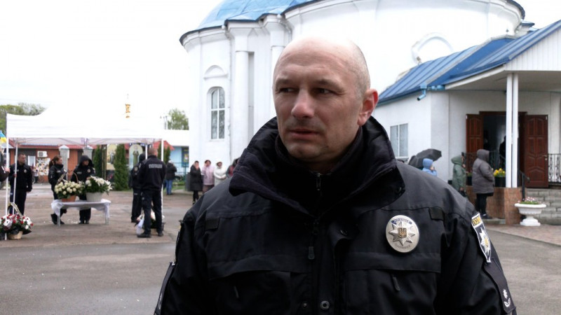 "Вона хотіла бути на захисті всіх людей": як прощалися з поліцейською, яка загинула через ракетний удар по Чернігову