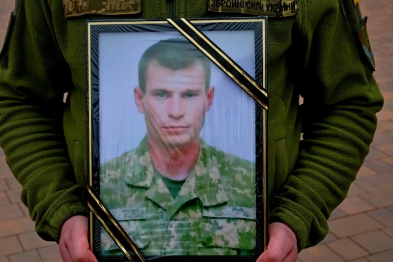 На Чернігівщині попрощалися з військовим Миколою Гомоляком, який загинув у Маріуполі