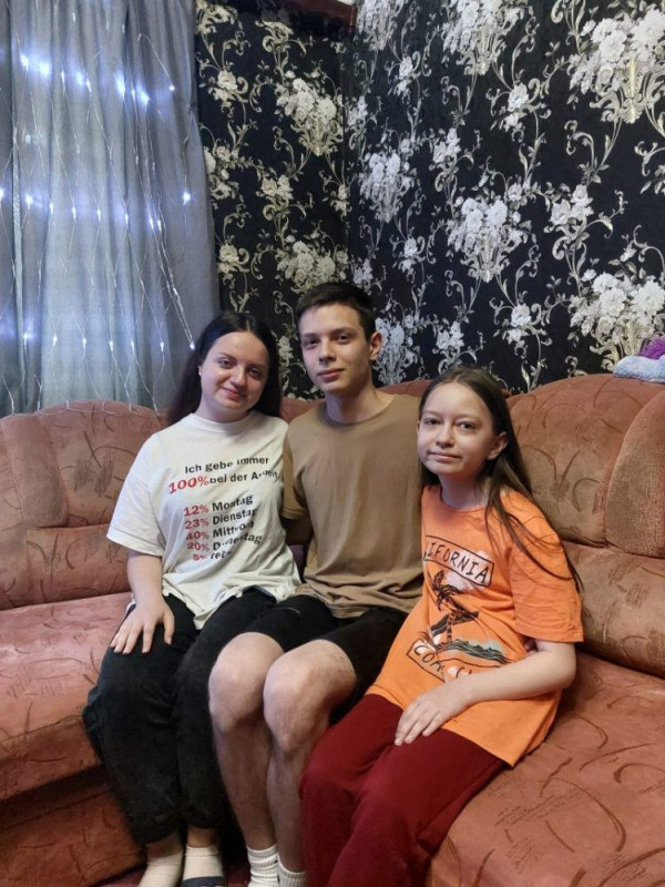 Осиротіли діти: Нікіта Полянецький повернув своїх сестер з Німеччини та хоче взяти над ними опіку