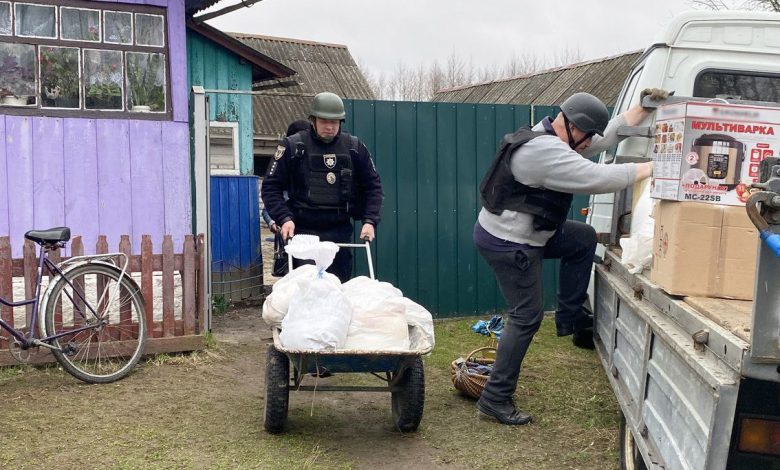 «Терпіла до останнього, аж поки не почало вибухати в кінці городу»: на Чернігівщині поліцейські евакуювали пенсіонерку з прикордонного села (Фото)