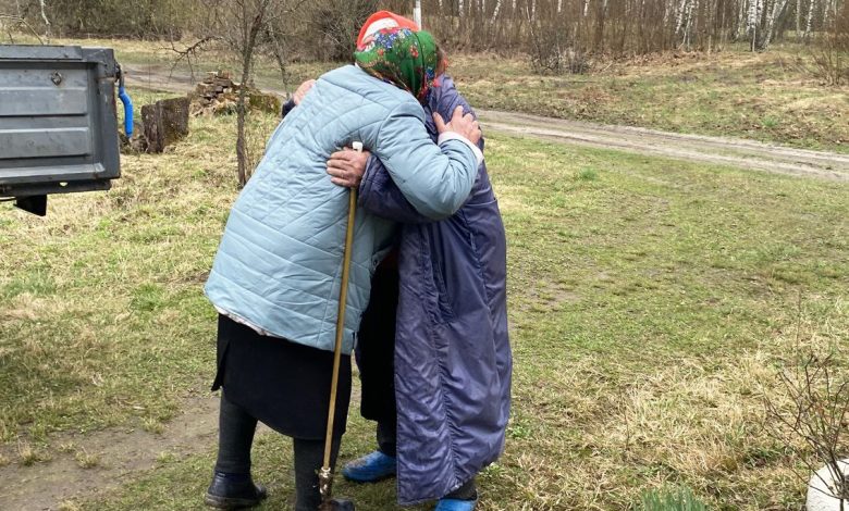 «Терпіла до останнього, аж поки не почало вибухати в кінці городу»: на Чернігівщині поліцейські евакуювали пенсіонерку з прикордонного села (Фото)