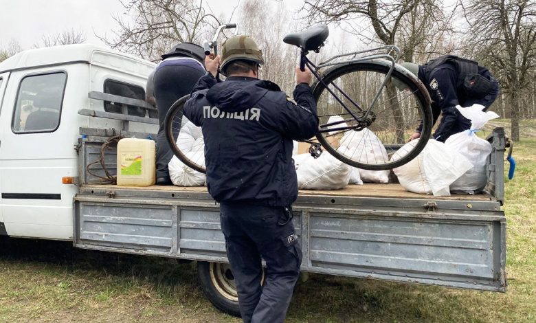 «Терпіла до останнього, аж поки не почало вибухати в кінці городу»: на Чернігівщині поліцейські евакуювали пенсіонерку з прикордонного села (Фото)