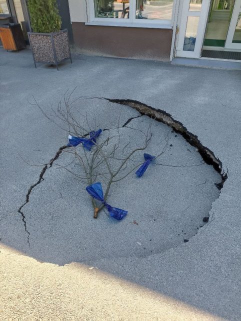 У Чернігова через руйнацію колектору утворилось провалля: десять будинків під загрозою відключення водопостачання