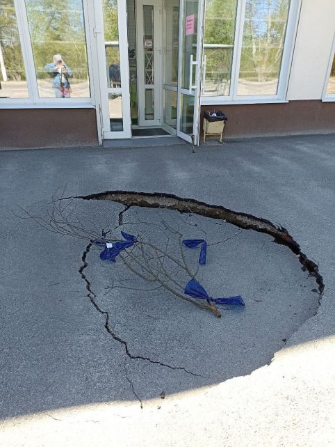 У Чернігова через руйнацію колектору утворилось провалля: десять будинків під загрозою відключення водопостачання