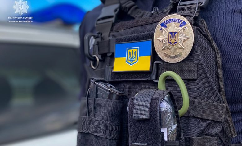 У Чернігові двоє чоловіків побили незнайомця та відібрали куртку