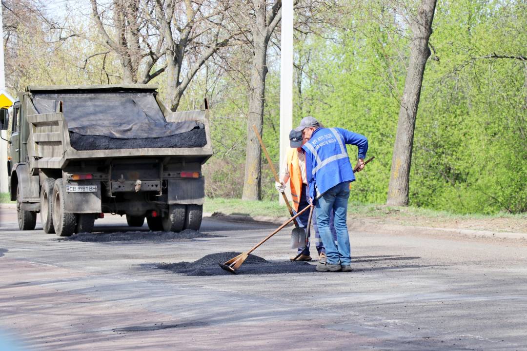 У Чернігові розпочали ямковий ремонт доріг