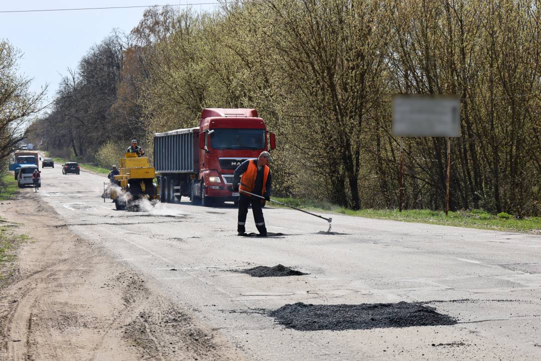 У Чернігові розпочали ямковий ремонт доріг