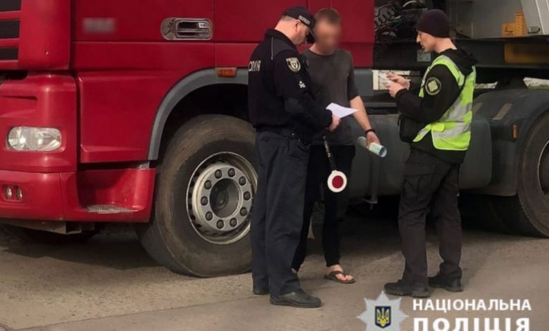 У Прилуках поліцейські притягнули до відповідальності водія вантажівки за перегруз транспортного засобу