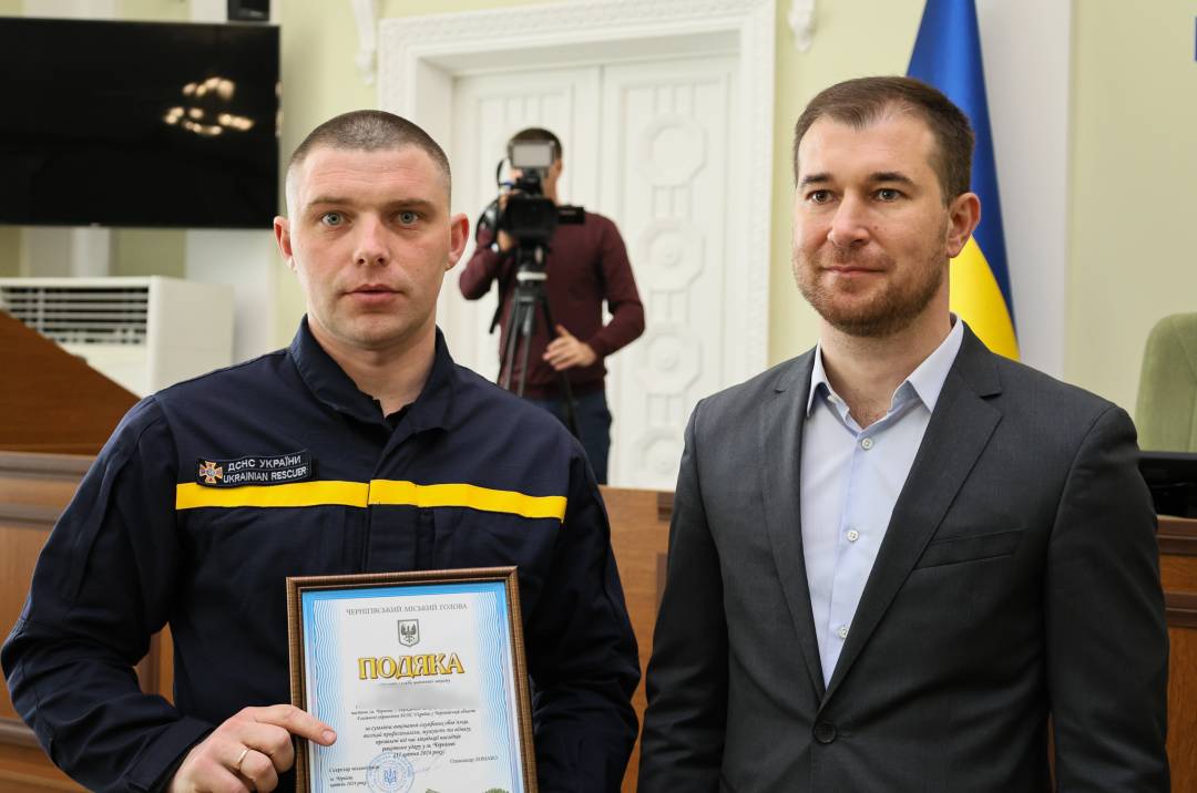 Відзнаки тим, хто брав участь в пошуково-рятувальній операції за наслідками ракетних ударів по Чернігову 17 квітня