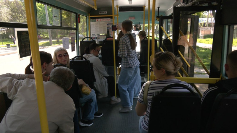 Запускають транспорт, заправляються і виїжджають: як автобуси у Чернігові поверталися на маршрути