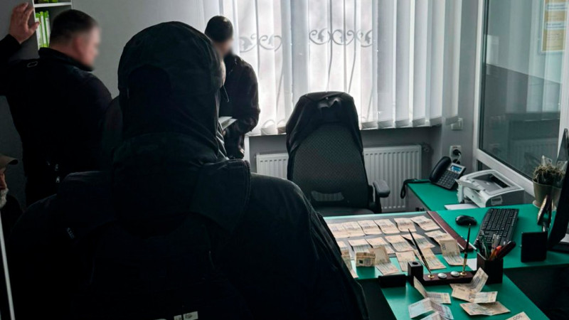 Вимагав кошти за видачу посвідчення водія: на Чернігівщині затримали начальника територіального сервісного центру