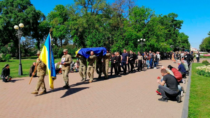 У Чернігові в останню путь провели військовослужбовця Олександра Музику