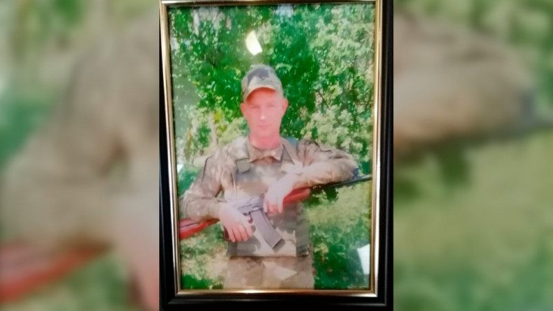 Бійців опізнали за ДНК-експертизою: у Чернігові попрощалися з Віталієм Бурловим та Володимиром Михайловим