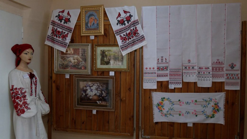 "У нас були не тільки козаки": як прилучанин виготовляє мініатюрні фігури воїнів Лівобережної України