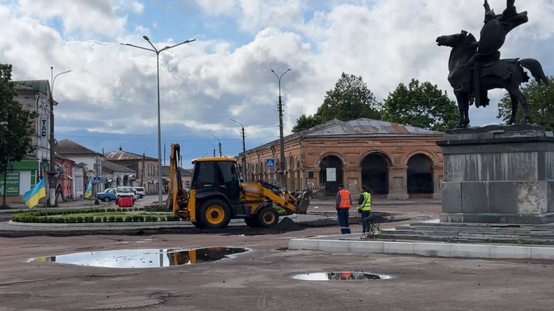 У Новгороді-Сіверському розпочали ремонт центральної площі: що робитимуть та скільки грошей на це витратять