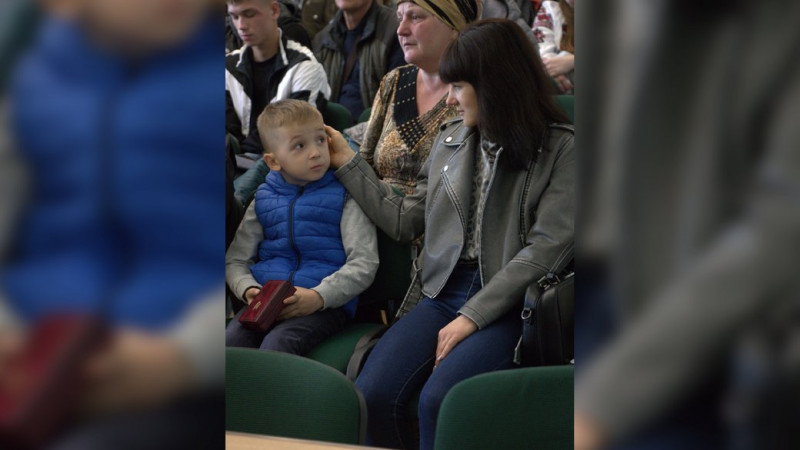 Трьом родинам загиблих бійців передали медалі "За оборону Чернігова"