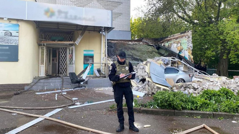 У приміщенні банку на вулиці Івана Мазепи у Чернігові стався вибух: що відомо