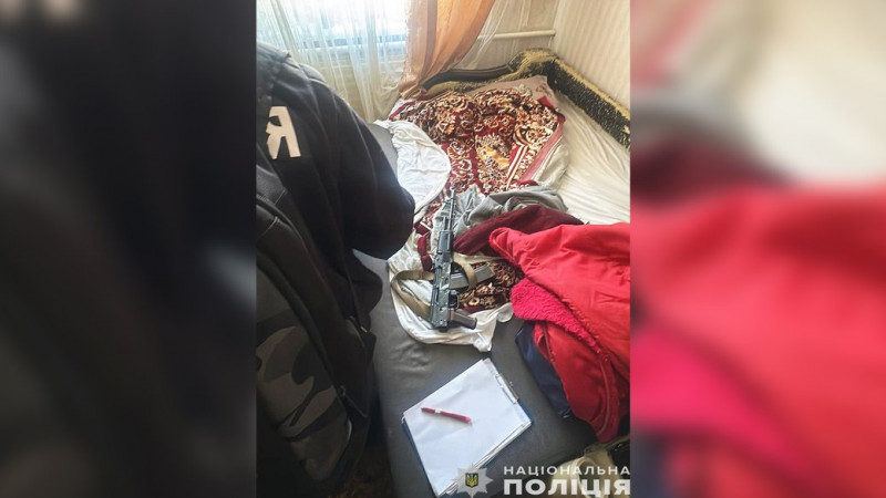На Чернігівщині правоохоронці викрили чоловіка, який незаконно зберігав вдома зброю, мінометні міни, порох та гранати