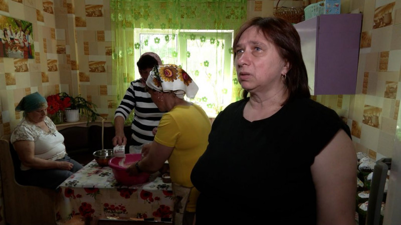 "Щоб солдат відчув тепло дому": як на Новгород-Сіверщині волонтерки печуть паски для бійців