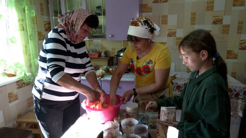 "Щоб солдат відчув тепло дому": як на Новгород-Сіверщині волонтерки печуть паски для бійців