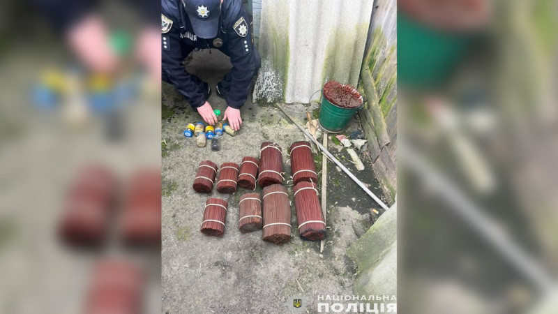 На Чернігівщині правоохоронці викрили чоловіка, який незаконно зберігав вдома зброю, мінометні міни, порох та гранати