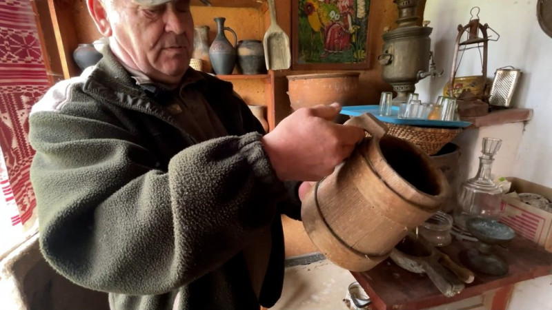 16 років тому зі зрубів старих будинків зібрав і облаштував садибу "Зайці": у селі на Прилуччині пенсіонер створив музей