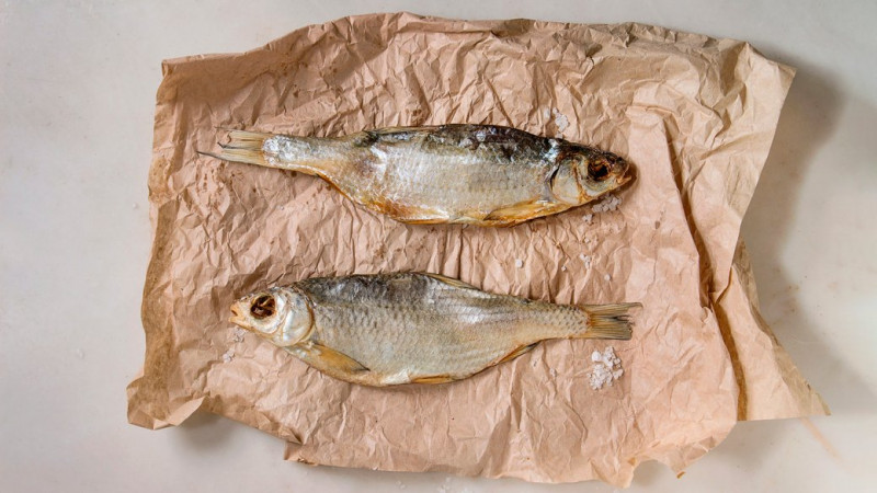 Їли в'ялену не патрану рибу власного приготування: у Чернігівському районі двоє людей захворіли на ботулізм
