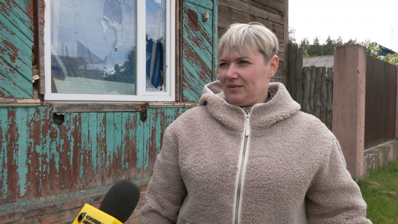 "Вибухи були дуже страшні й моторошні": репортаж з обстріляного касетними боєприпасами прикордонного Сновська