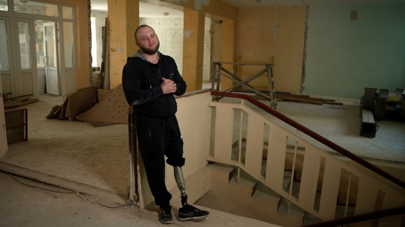 "Хто, як не ми?": у Чернігові ветерани війни на протезах ремонтують приміщення для простору "Серцевір"