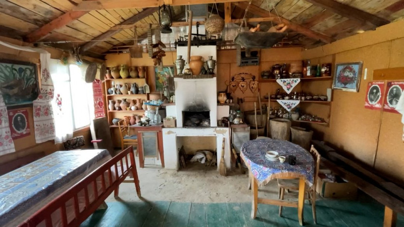 16 років тому зі зрубів старих будинків зібрав і облаштував садибу "Зайці": у селі на Прилуччині пенсіонер створив музей