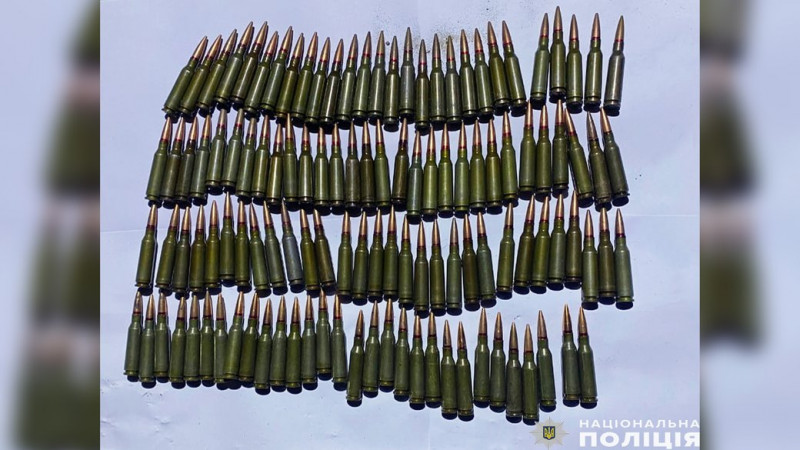 Правоохоронці вилучили у жителя Чернігівського району незаконну зброю та набої: яке покарання йому загрожує