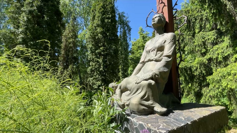 "Я був наслуханий правдою": скульптор-самоучка розповів, як створив перший на Чернігівщині пам’ятник жертвам Голодомору