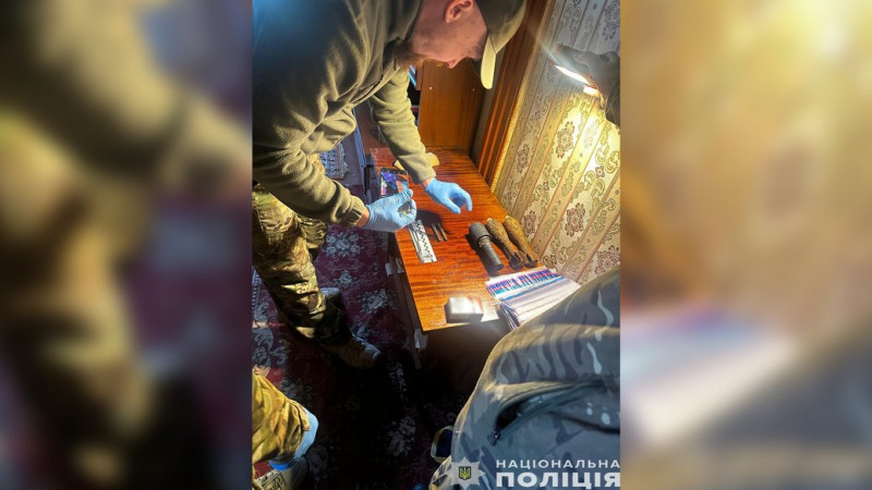 На Чернігівщині правоохоронці викрили чоловіка, який незаконно зберігав вдома зброю, мінометні міни, порох та гранати