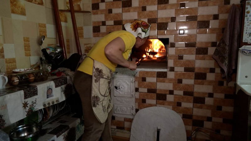 "Щоб солдат відчув тепло дому": як на Новгород-Сіверщині волонтерки печуть паски для бійців