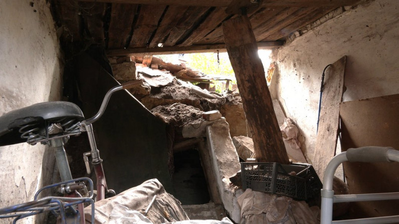 "Вибухи були дуже страшні й моторошні": репортаж з обстріляного касетними боєприпасами прикордонного Сновська