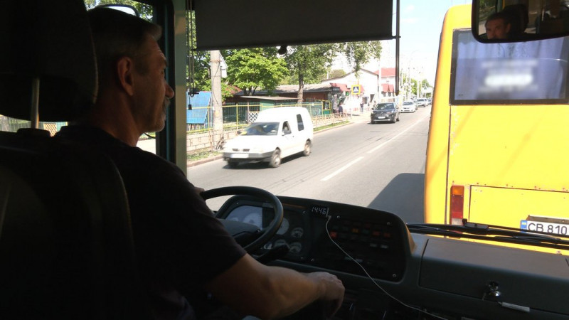 Запускають транспорт, заправляються і виїжджають: як автобуси у Чернігові поверталися на маршрути