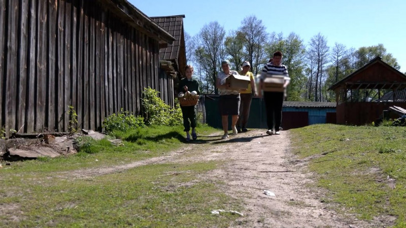 "Щоб солдат відчув тепло дому": як на Новгород-Сіверщині волонтерки печуть паски для бійців