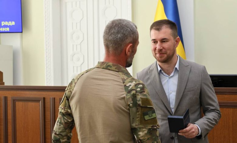 Медалі «За оборону Чернігова» отримали родини загиблих військових та ті, хто й сьогодні продовжує боронити Україну (Фото)