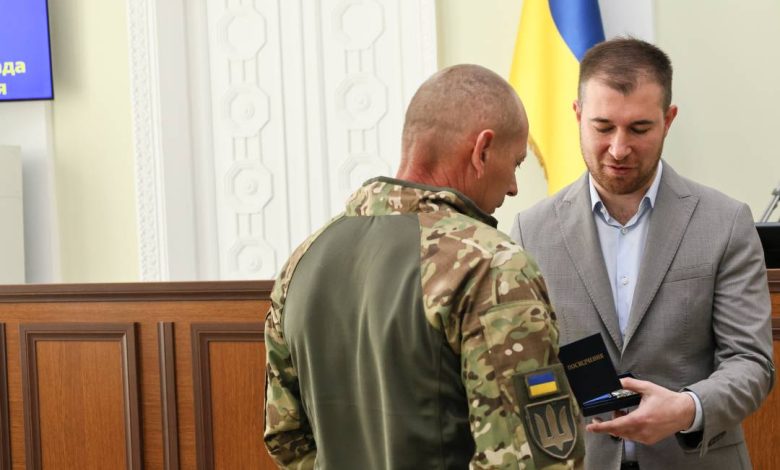 Медалі «За оборону Чернігова» отримали родини загиблих військових та ті, хто й сьогодні продовжує боронити Україну (Фото)