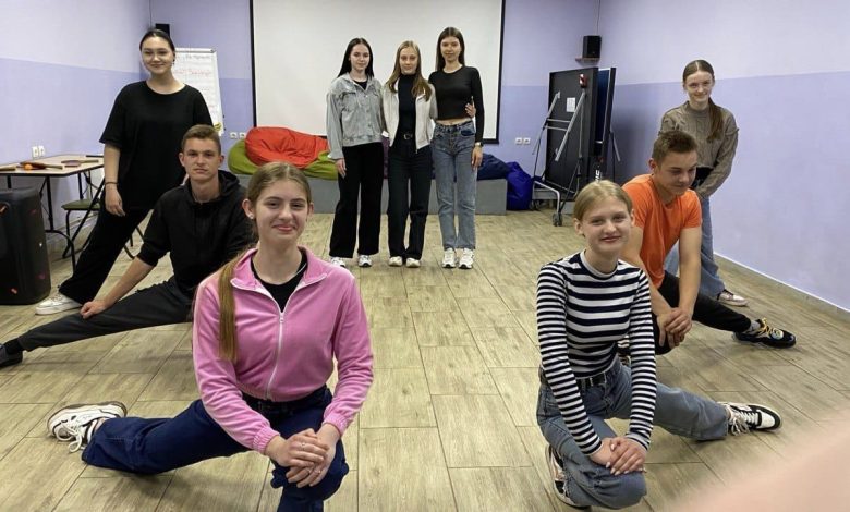 Молодь із Корюківської глибинки долучилася до танцювального челенджу на підтримку ЗСУ (Фото)