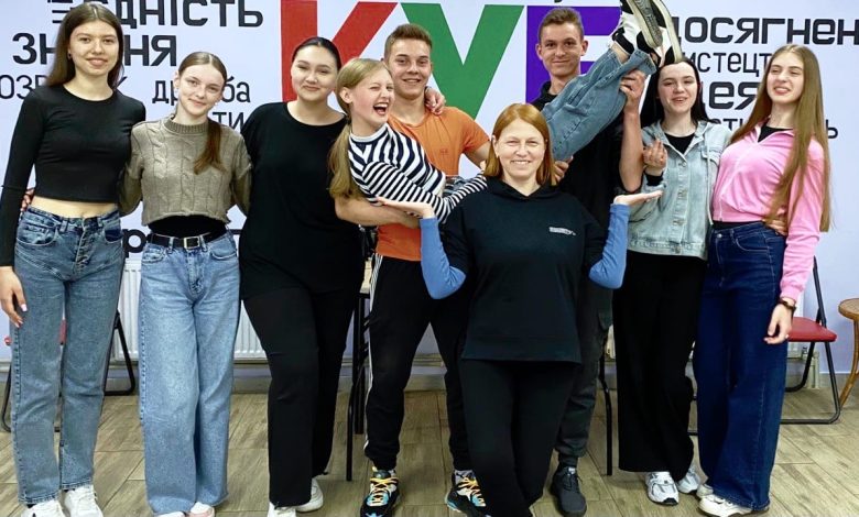 Молодь із Корюківської глибинки долучилася до танцювального челенджу на підтримку ЗСУ (Фото)