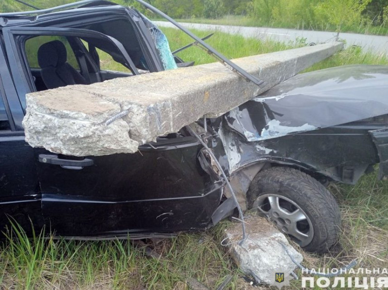 На Чернігівщині автівка злетіла у кювет та врізалась у електроопору: є постраждалі