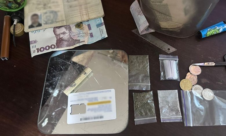На Чернігівщині поліцейські затримали наркоторгівця з партією психотропів (Фото)