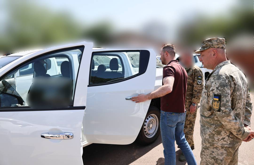 Пікапи, «Мавіки», «Старлінки» та генератори громада Чернігова цього тижня передала військовим